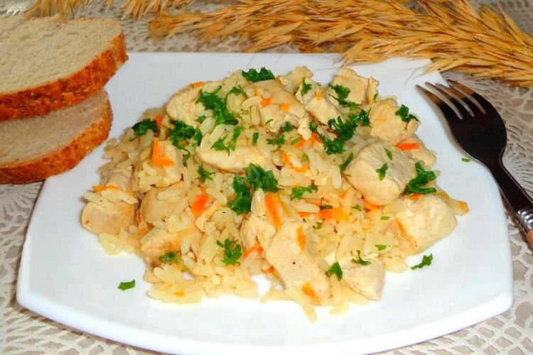 Pechuga de pollo con arroz, zanahoria y cebolla al horno