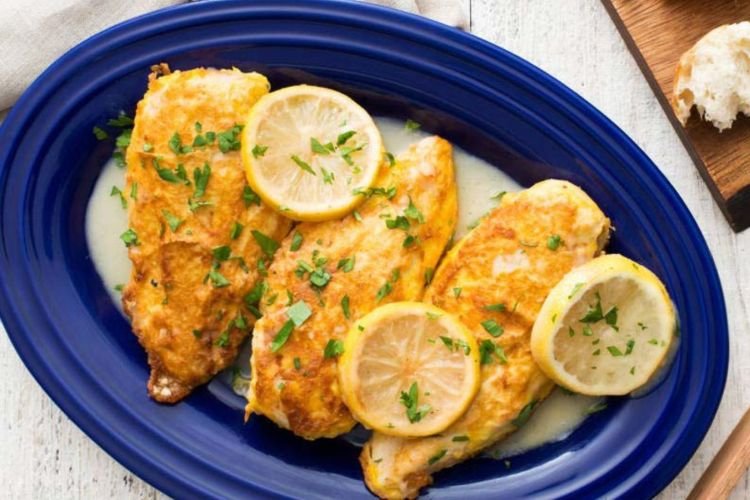 Pechuga de pollo con limón y albahaca al horno