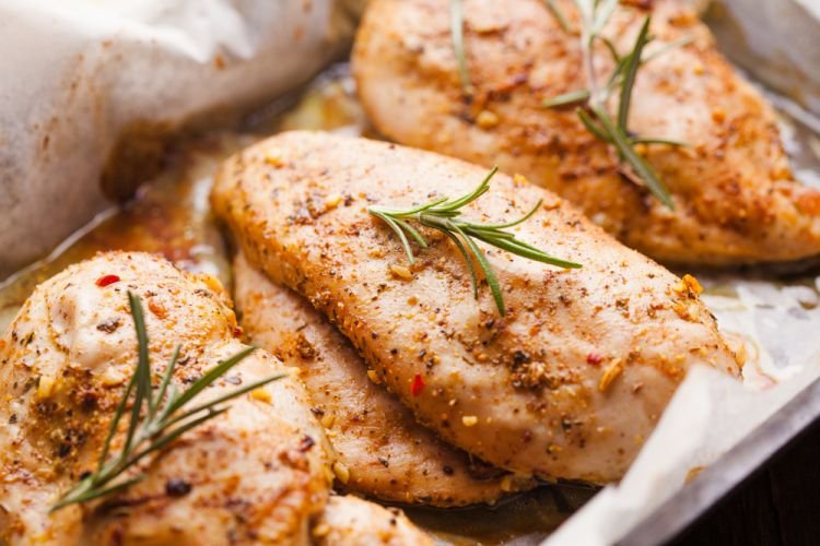 Pechuga de pollo sobre cama de cebolla al horno