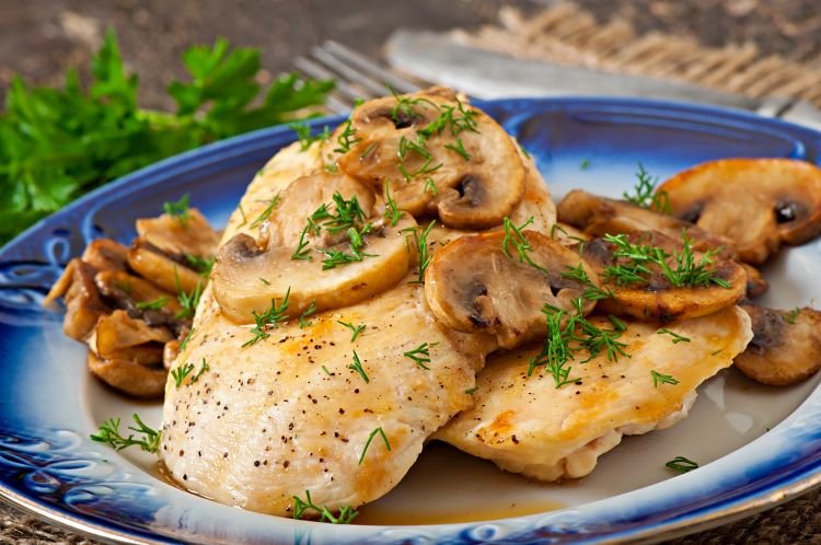 Pechuga de pollo asada con champiñones al horno