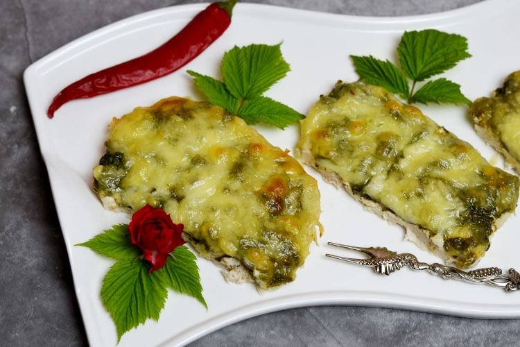 Pechuga de pollo con espinacas y queso al horno