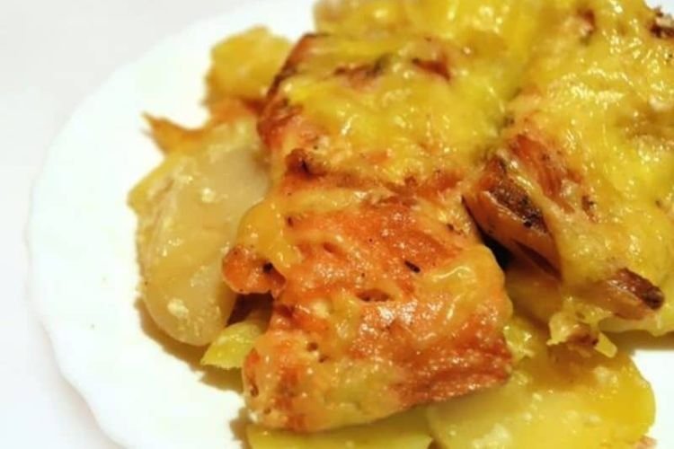 Lachsforelle mit Kartoffeln und Sahne im Ofen