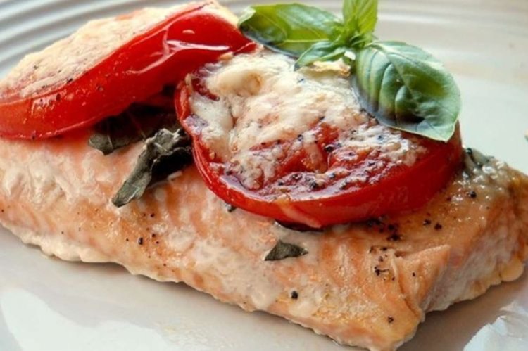 Lachsforelle mit Tomaten und Basilikum im Ofen