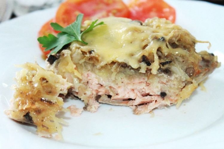 Lachsforelle mit Champignons und Käse im Ofen