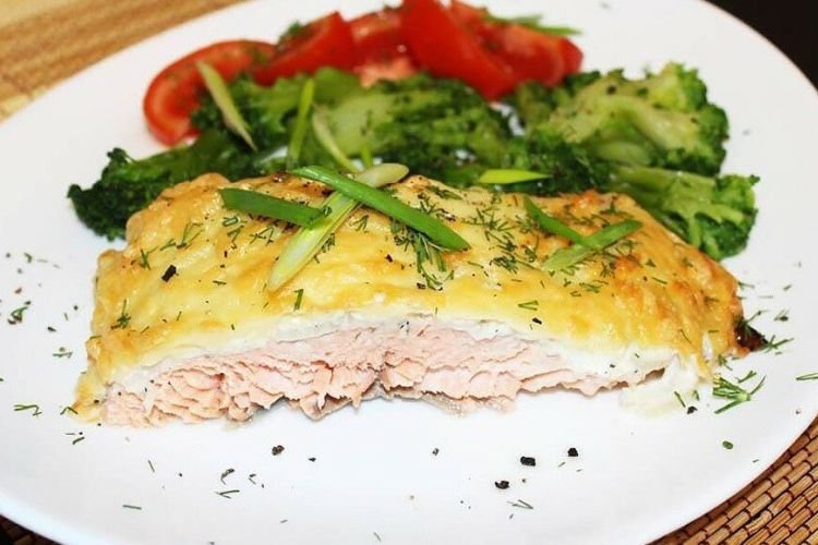 Lachsforelle mit Mayonnaise und Käse im Ofen
