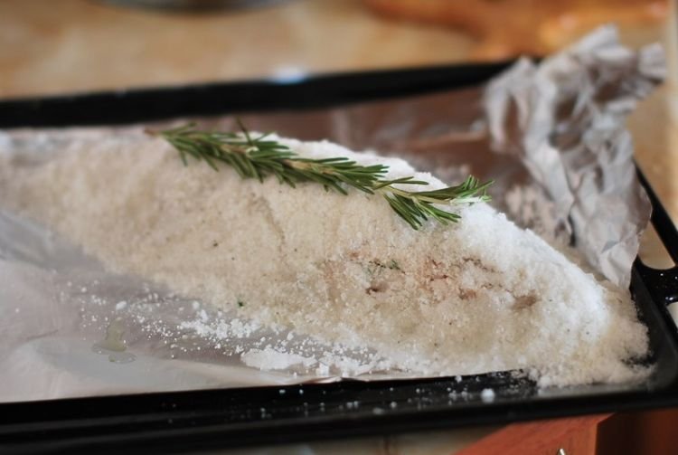 Gebackene Lachsforelle in Salzkruste