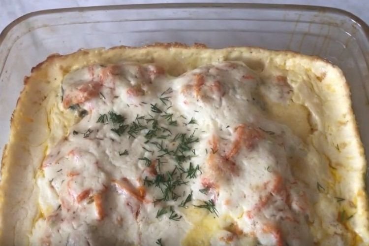 Lachsforelle mit Sahne und Käse im Ofen