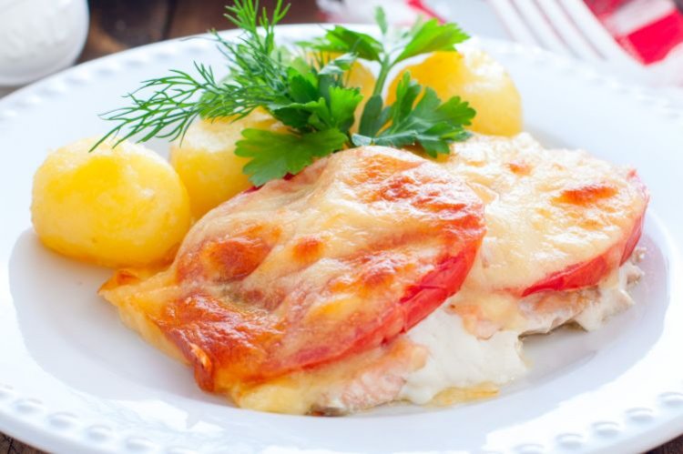 Lachsforelle, gebacken mit Käse und Tomaten im Ofen