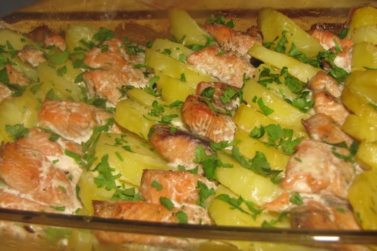 Lachsforelle mit Kartoffeln im Ofen