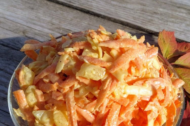 Juicy Salad with Korean Carrots, Pineapples, and Braided Cheese