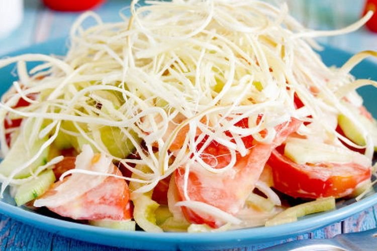 Vegetable Salad with Braided Cheese