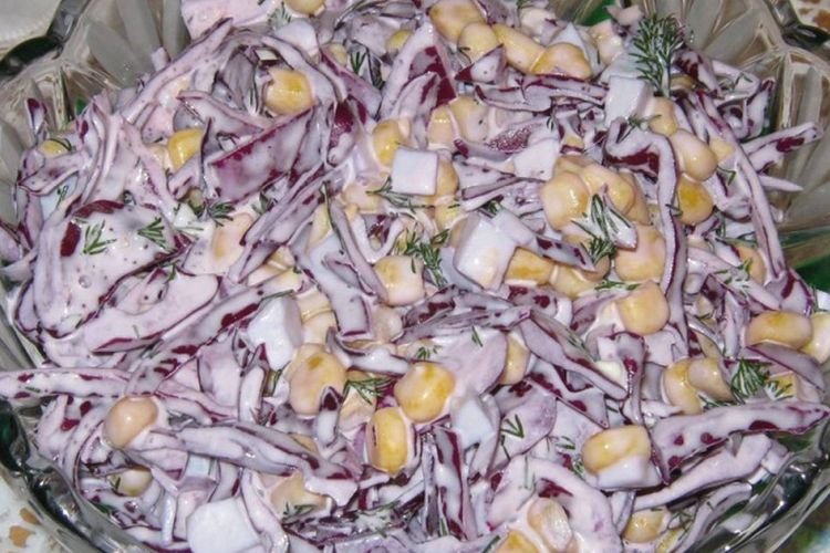 Salad with Red Cabbage, Corn, and Braided Cheese
