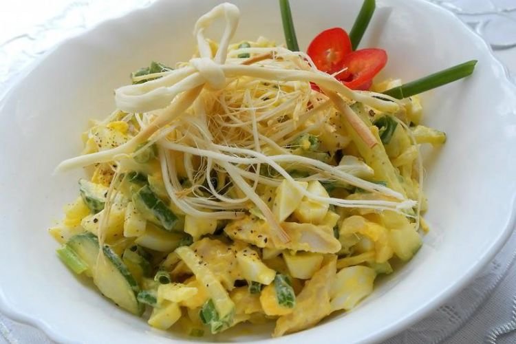 Salad with Chicken, Cucumbers, and Braided Cheese