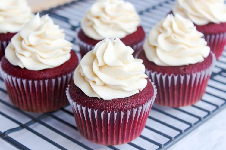 Cupcakes „Roter Samt“ mit Creme