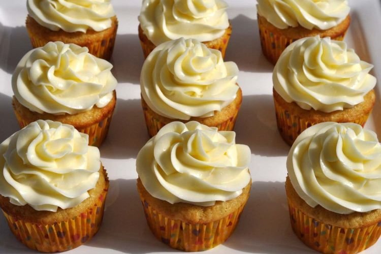 Quark-Cupcakes mit Creme