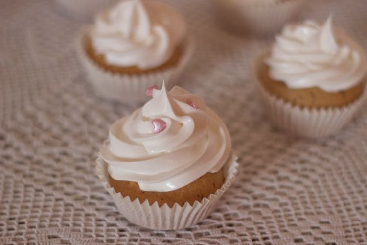 Zitronen-Cupcakes mit Eiweißcreme
