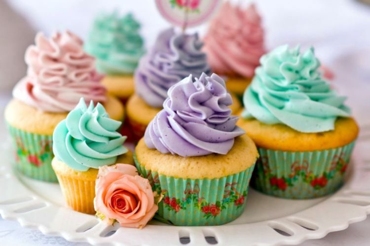 Cupcakes mit bunter Creme