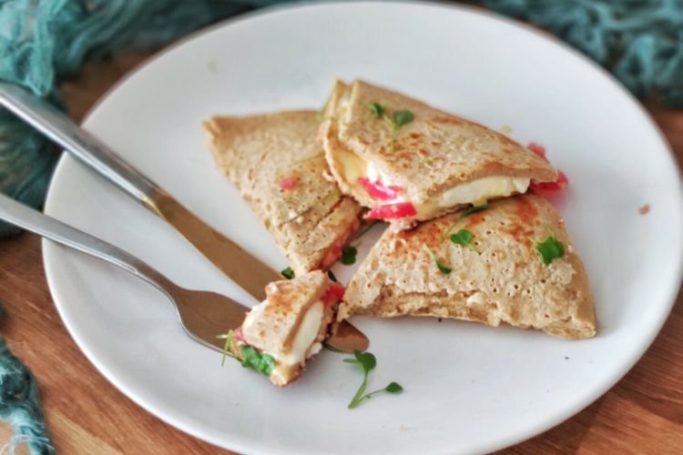Panqueque de avena con mozzarella y tomates