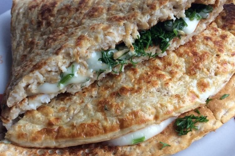 Panqueque de avena con pollo, hierbas y queso