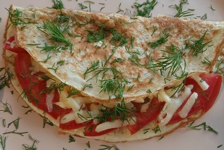 Panqueque de avena con atún, queso y tomates