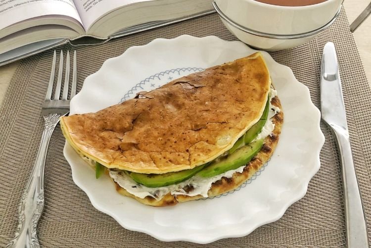 Panqueque de avena con aguacate, queso crema y hierbas