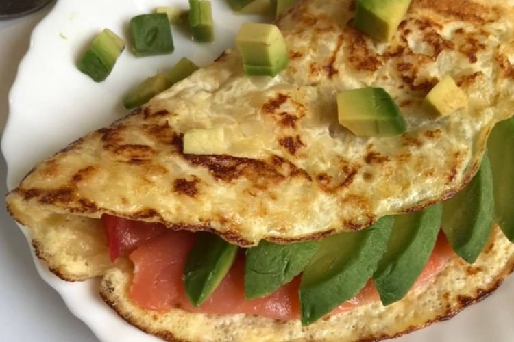 Panqueque de avena con salmón y aguacate