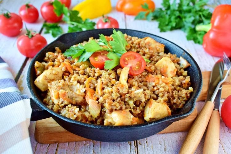 Alforfón al estilo comerciante con pollo