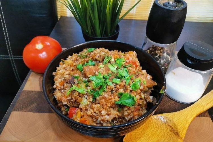 Alforfón al estilo comerciante con pavo y tomates