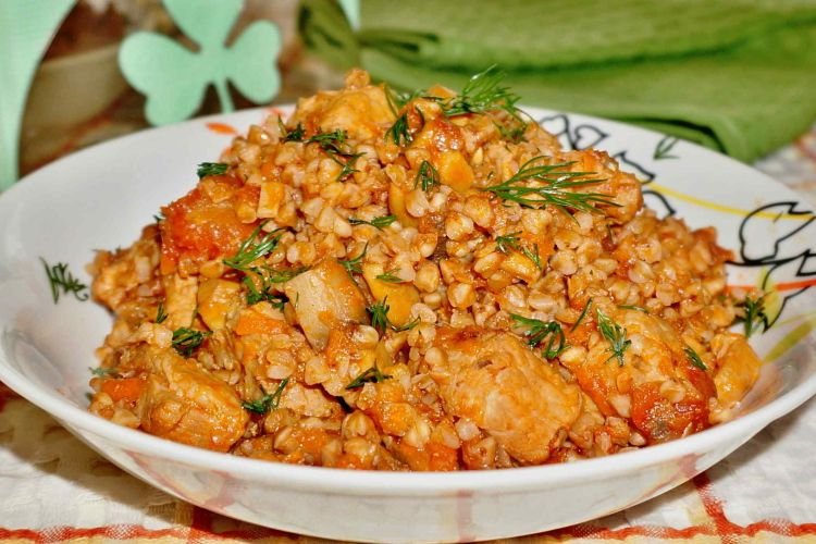 Alforfón al estilo comerciante con pollo y zumo de tomate