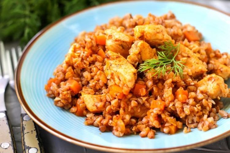 Alforfón al estilo comerciante con pollo y salsa de tomate