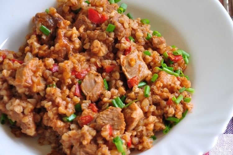 Alforfón al estilo comerciante con cerdo y pimiento morrón
