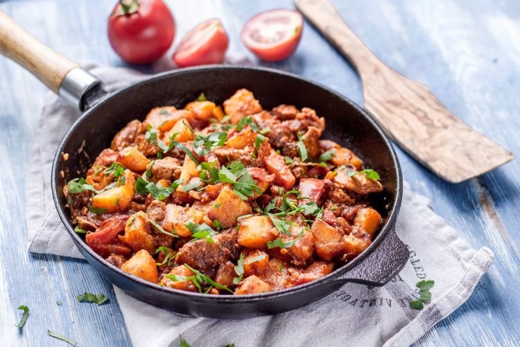Estofado clásico de cerdo con patatas
