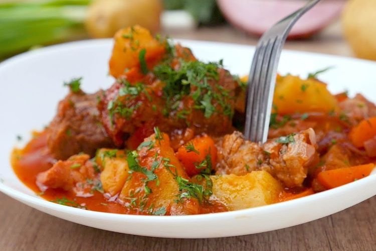 Estofado de cerdo y patatas con pasta de tomate
