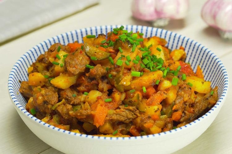 Estofado de cerdo, patatas y pepinillos