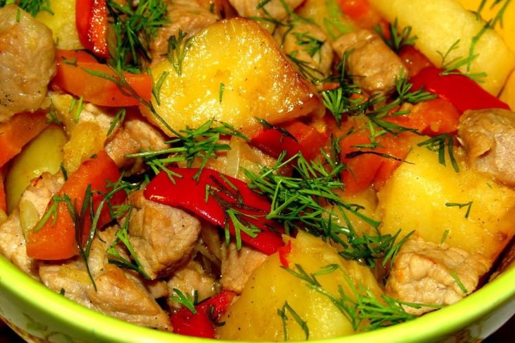 Estofado de cerdo, apio, pimiento morrón y patatas