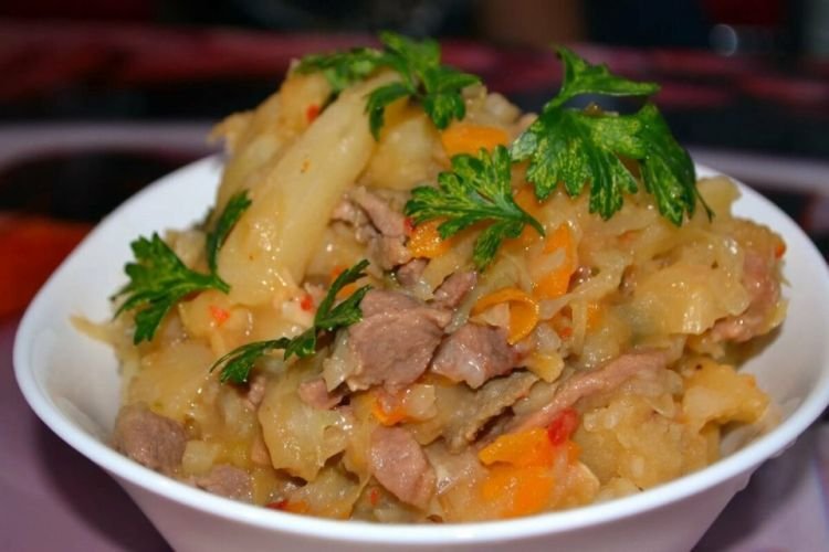 Estofado de cerdo, patatas y col