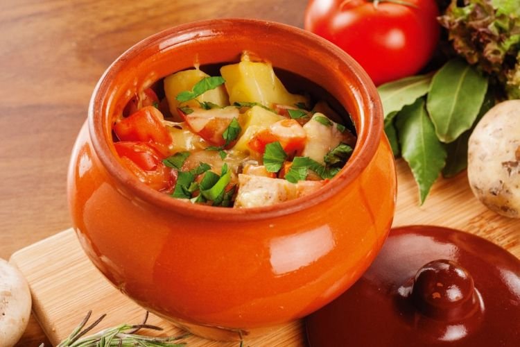 Estofado de cerdo, patatas y tomates en cazuelita