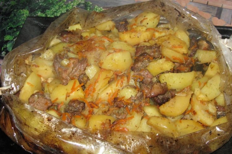 Estofado de cerdo y patatas en bolsa para asar