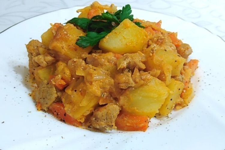 Estofado de cerdo con patatas, mostaza y crema agria