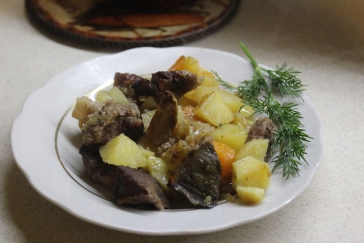 Estofado de cerdo con setas secas y patatas
