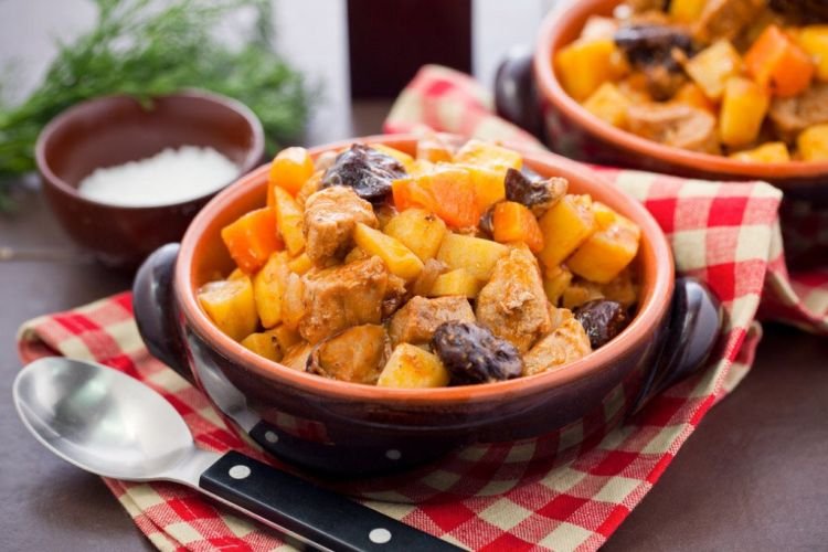 Estofado de cerdo, patatas y ciruelas pasas