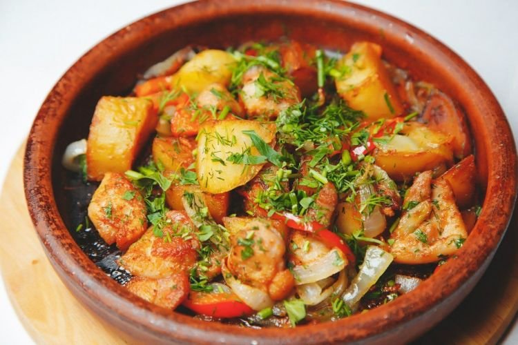 Estofado de cerdo, patatas y pimiento morrón