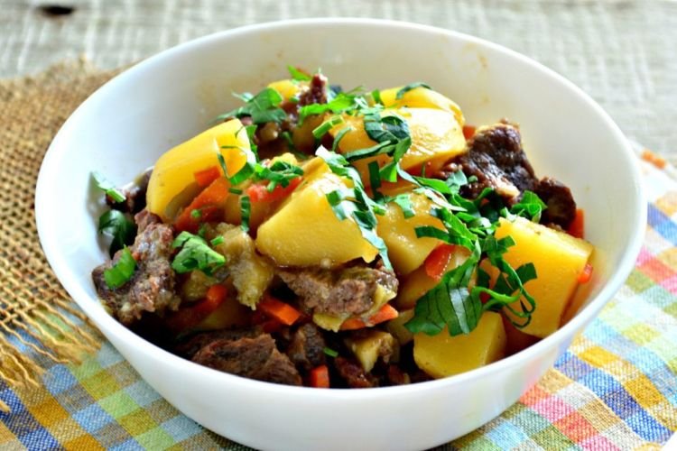 Estofado de cerdo, patatas y berenjenas