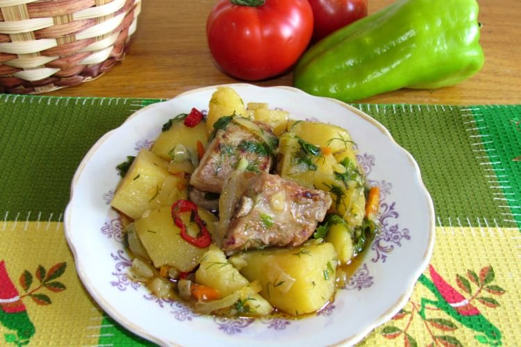 Estofado picante de cerdo, patatas y pimiento picante