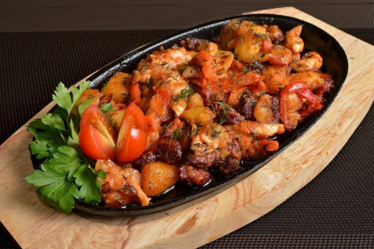 Estofado de cerdo, tomates y patatas