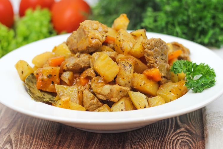 Estofado de cerdo, patatas y harina