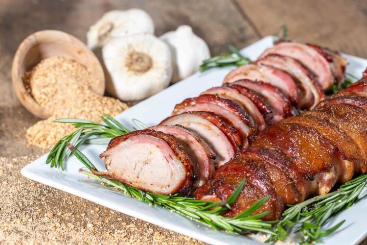Rinder-Hackbraten mit scharfem Ketchup und Zwiebeln