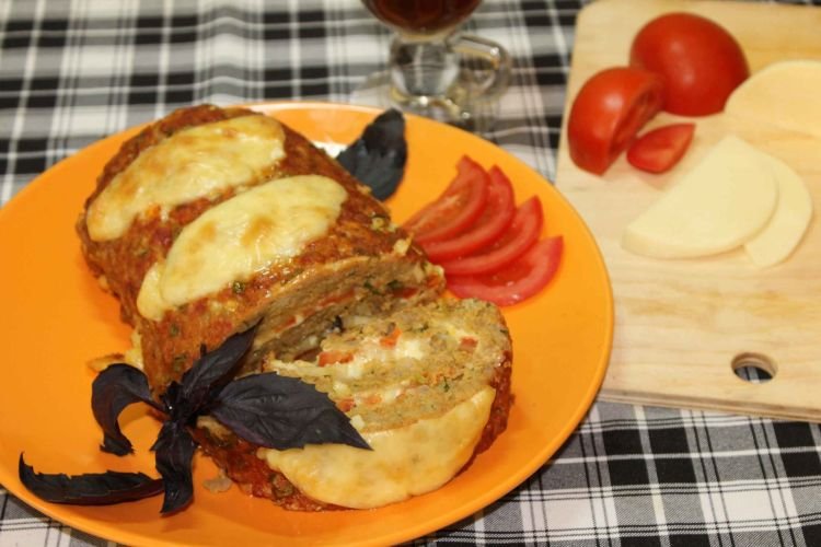 Hackbraten mit Mozzarella, Tomaten und Knoblauch