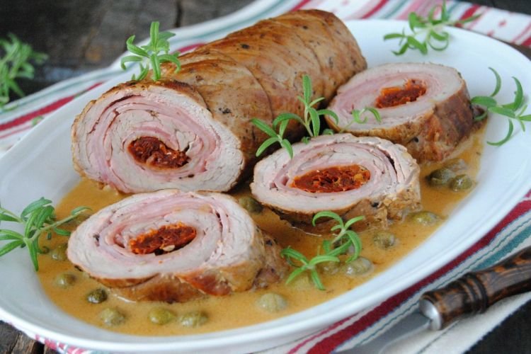 Schweinefleisch-Hackbraten mit Käse und getrockneten Tomaten
