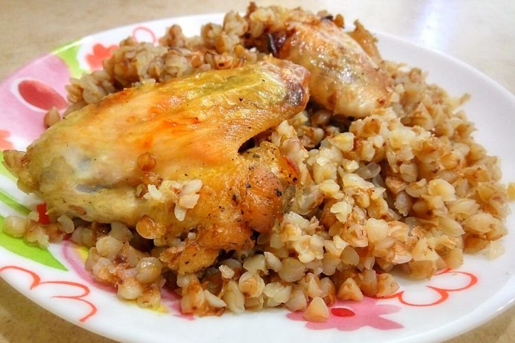 Buchweizen, gebacken mit Huhn im Ofen